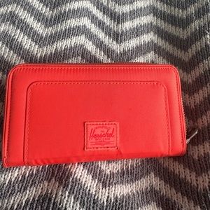 Hershel wallet. Good condition.  I just don’t use it.  Only used  few times.
